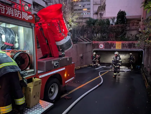 汐止民宅地下室汽車清晨竄火 警鈴大作!警消電鋸切開鐵捲門搶救