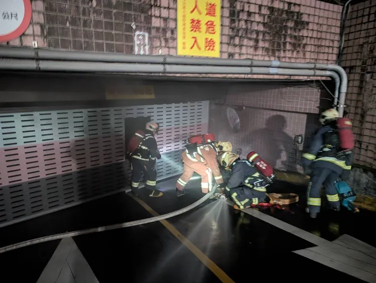 消防人員切割停車場大門後進入。消防局提供