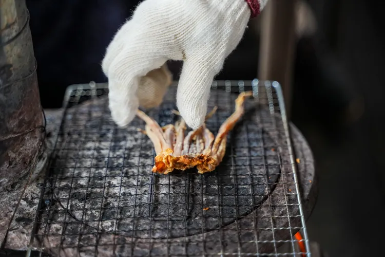 經過炙烤的魷魚乾香氣四溢。田欣雲攝影