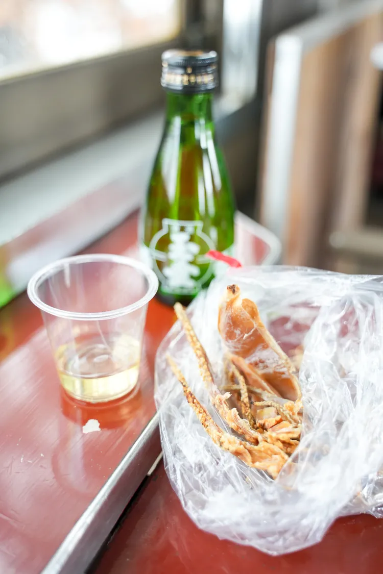 魷魚乾配地酒，絕配。田欣雲攝影
