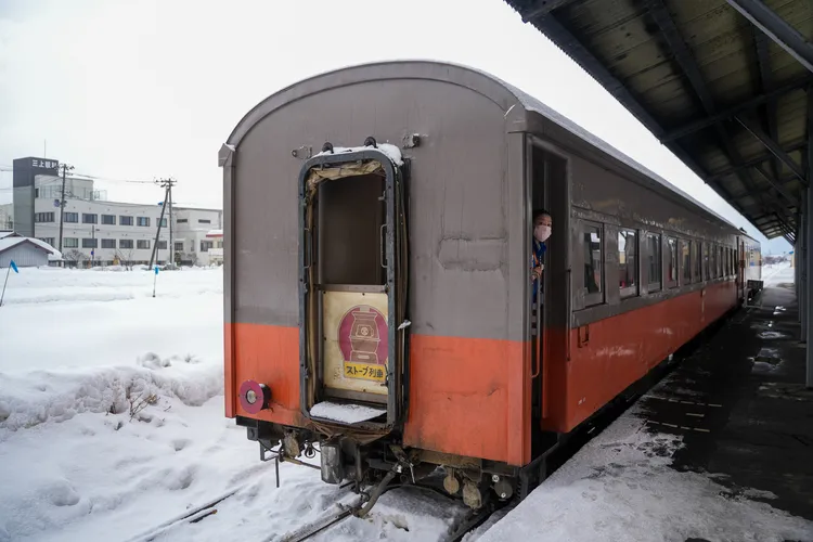 附設暖爐的「オハ46」型車廂。田欣雲攝影