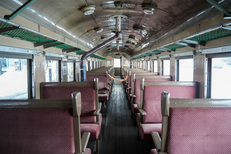 充滿昭和懷舊風的暖爐列車車廂。田欣雲攝影