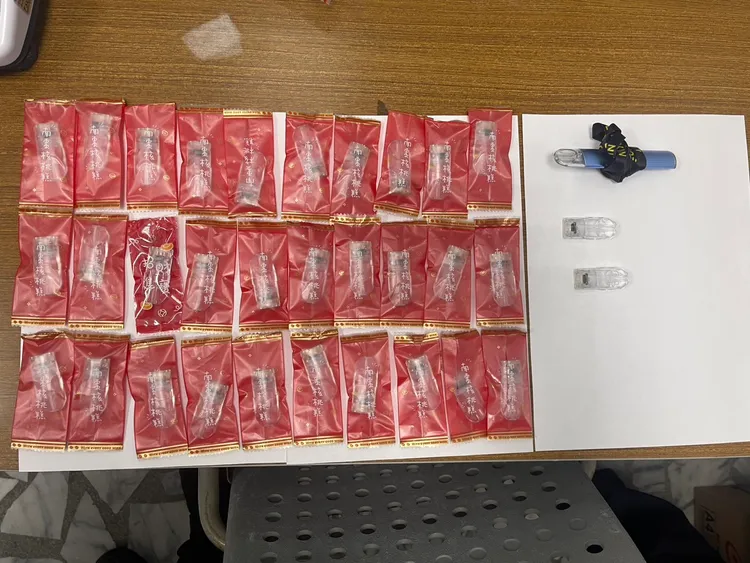 鐘男車上查獲33顆毒品依托咪酯菸彈共206.1公克，外套裡也起獲1包毒品安非他命3.2公克及吸食器1組。翻攝畫面