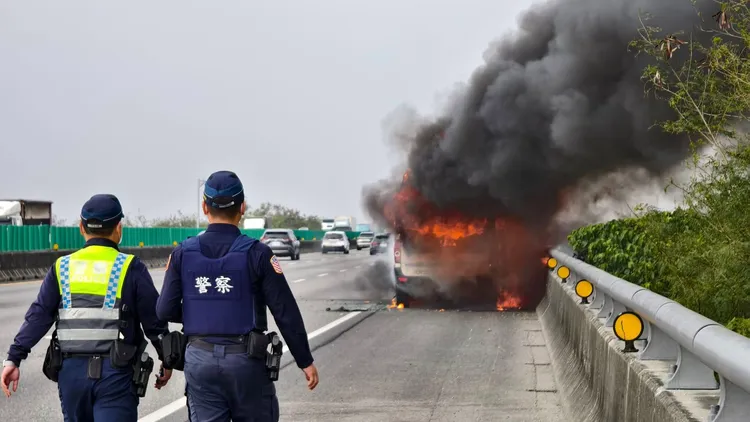 國道一號火燒車事故。翻攝卜敏正臉書