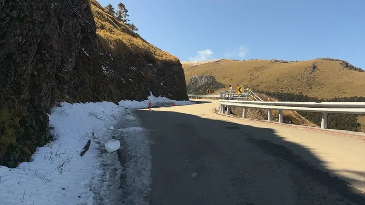 合歡山部分路面有結冰、路肩結冰機率，台14甲線18K~41.5K（翠峰至大禹嶺）9日晚間6時起預警封閉。交通部公路局中區養護工程分局提供