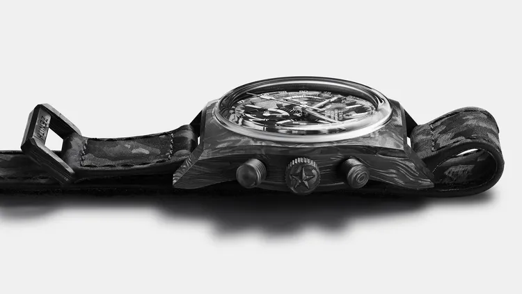 ZENITH CHRONOMASTER Revival A3818 Cover Girl Carbon碳纖維復刻版腕錶第一版，以全新高科技碳纖維複合材質打造37mm錶殼與錶鍊。品牌提供