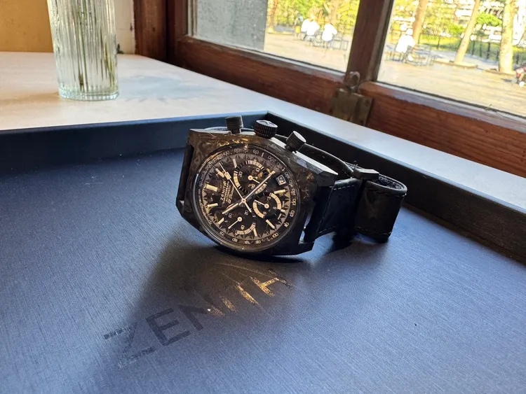 ZENITH CHRONOMASTER Revival A3818 Cover Girl Carbon碳纖維復刻版腕錶第一版，37mm，黑色碳纖維錶殼，黑色碳纖維錶盤，黑色碳纖維效果魔鬼氈錶帶，El Primero 400型機芯，動力儲存50小時，防水深度50米，限量150只，46萬9500元。張家玲攝