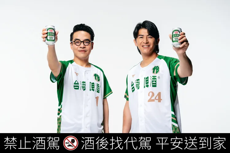 隨著棒球國際賽事WBC資格賽將於2月21日在台北大巨蛋即將開打，台啤悄悄釋出全新品牌計畫，以「挺台灣棒球」為核心精神，邀請陳傑憲擔任品牌代言人，圖左為台酒公司董事長湯期安。台酒提供