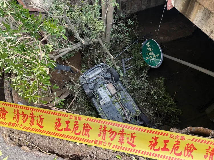 小客車摔落天坑。翻攝畫面
