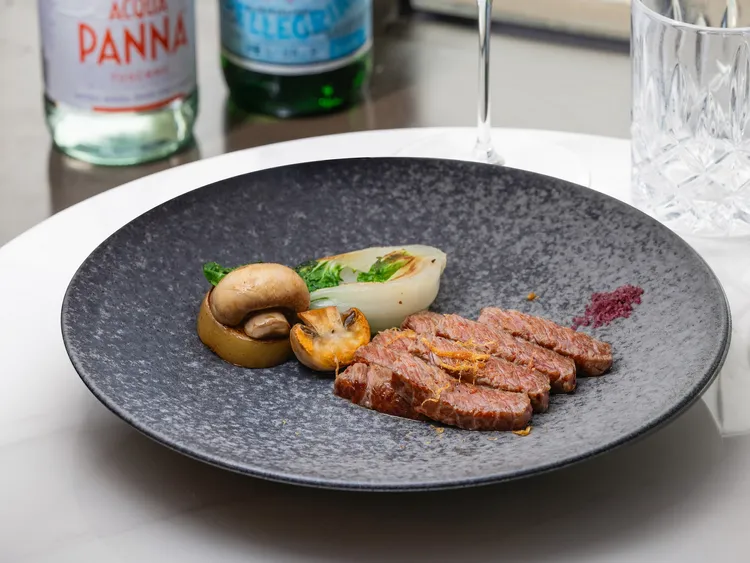 焰鐵板燒「冬季饗焰套餐」提供多樣化主餐選擇，包括美國安格斯牛系列、日本F1牛、和牛系列及澳洲和牛系列，另有不吃牛的選擇。業者提供