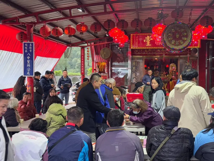 新北捷運工程局先前舉辦座談會引發爭議，因此基隆市長謝國樑近日親自到八中里了解居民訴求。翻攝照片