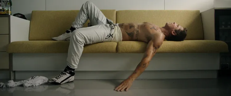 布萊德彼特大秀好身材。翻攝華納兄弟台灣YouTube