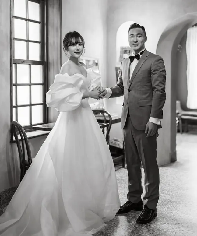 蔡函岑黑白婚紗照，拍得很有質感。翻攝蔡函岑IG