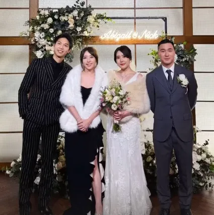 蔡函岑帶著老公與妹妹五熊合影。翻攝五熊IG