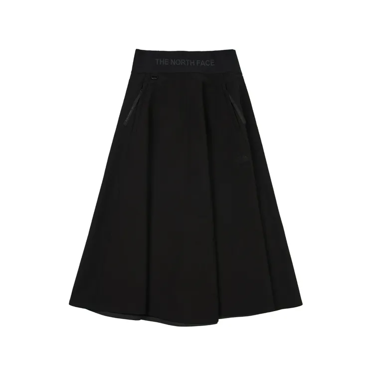 The North Face UE女款黑色DWR防潑水長裙，7380元。品牌提供
