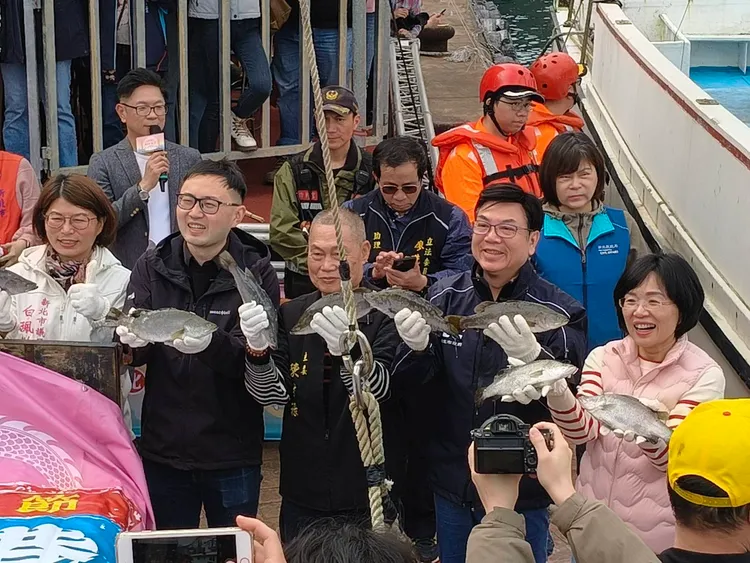 副市長劉和然(右二)與立委蘇巧慧(右一)都出席神明淨港活動。公所提供