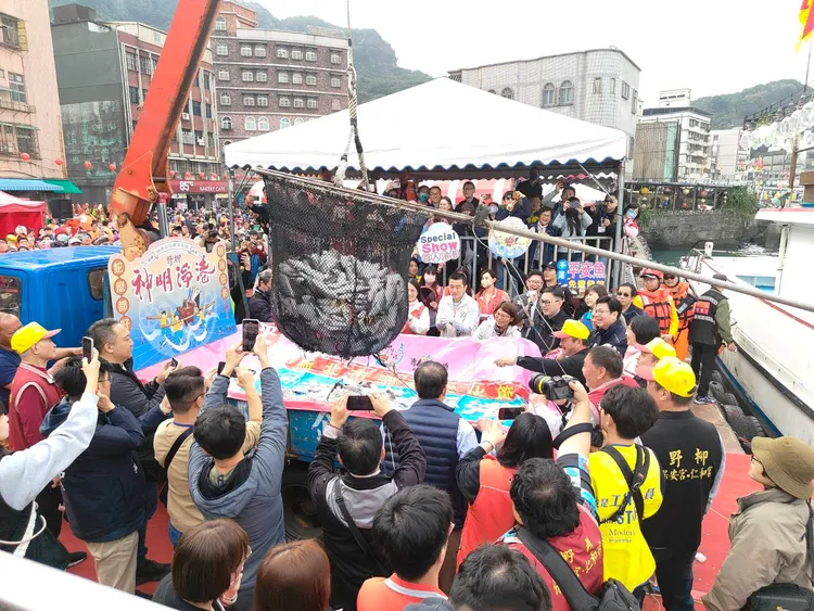 豐收漁獲用來競標，所得捐給好日子大平台幫助弱勢。公所提供