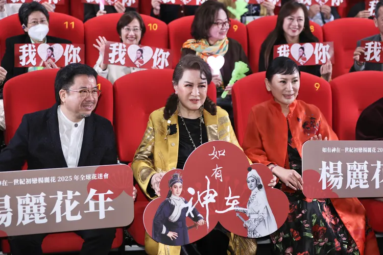 楊麗花（中）和愛徒陳亞蘭（右）一起參與活動。彭欣偉攝影