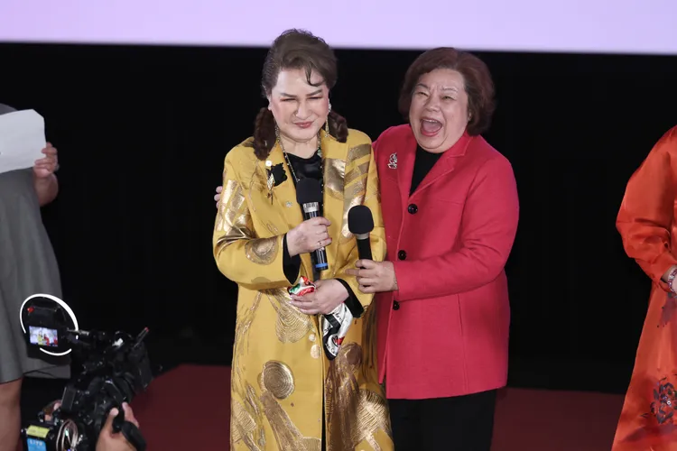 粉絲終於抱到楊麗花笑得合不攏嘴。彭欣偉攝