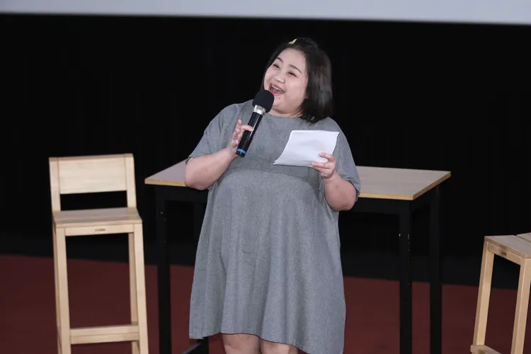 鍾欣凌主持活潑幽默，常引來哄堂大笑。彭欣偉攝