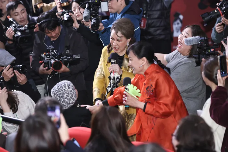 楊麗花和陳亞蘭近距離與戲迷互動。彭欣偉攝