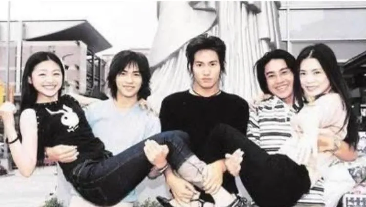 《流星花園》轟動一時，大S（左起）、周渝民、藍正龍、朱孝天、柴智屏開心合影。翻攝自臉書