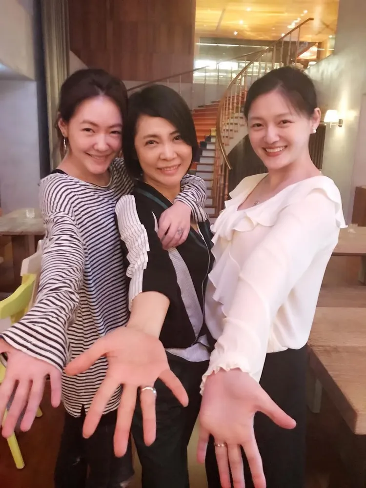 柴智屏（中）和大小S過往開心聚首成追憶。翻攝自柴智屏臉書