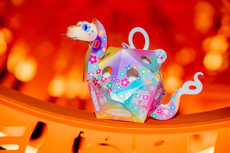 2025台北燈節推出以蛇為主題的「台北小Q」小提燈限量發放。北市觀傳局提供