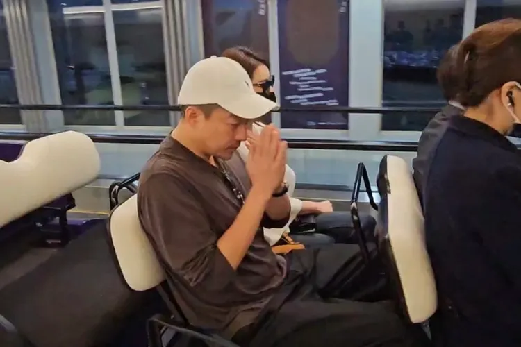 汪小菲雙手合十，跟老婆Mady搭乘接駁車快速通關。讀者提供