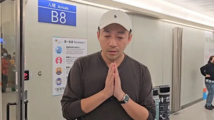 汪小菲下飛機雙手合十，表示「大S永遠是我家人」。讀者提供