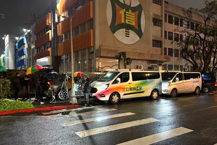 汪小菲與妻子Mandy抵台後，租屋處外聚集大批媒體守候。特勤中心攝