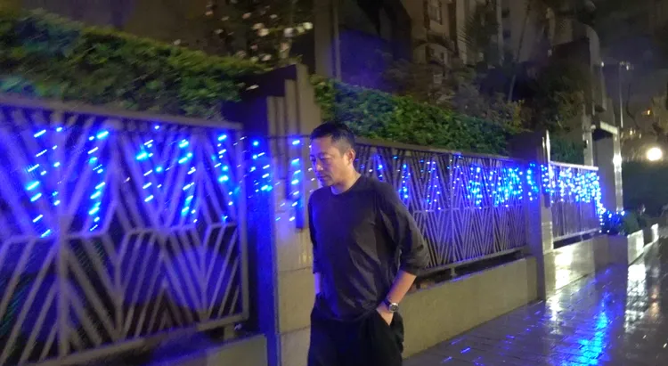 汪小菲獨自一人從大S家走回租屋處，雙手放口袋淋著雨，臉上表情有些沈重。特勤中心攝