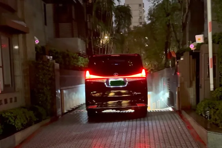 汪小菲先讓老婆Mandy搭車返家，自己則在大S家附近下車，30分鐘後才走回租屋處。特勤中心攝