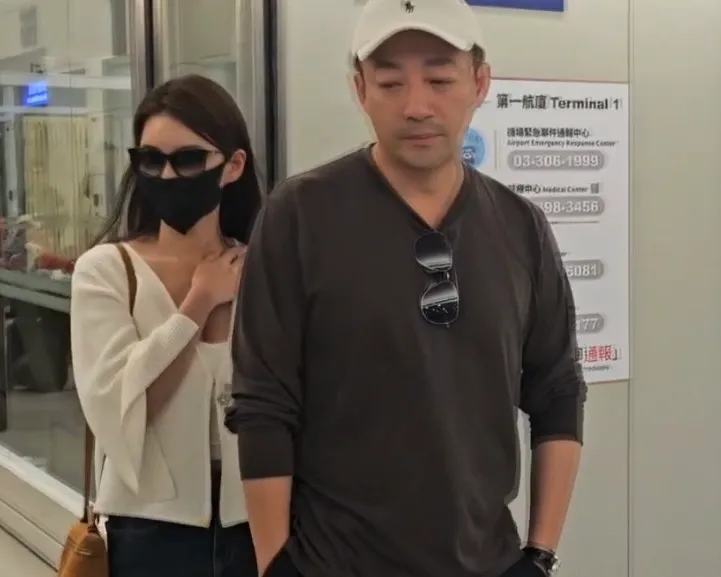 大S前夫汪小菲（右）跟老婆Mandy一起下飛機。讀者提供