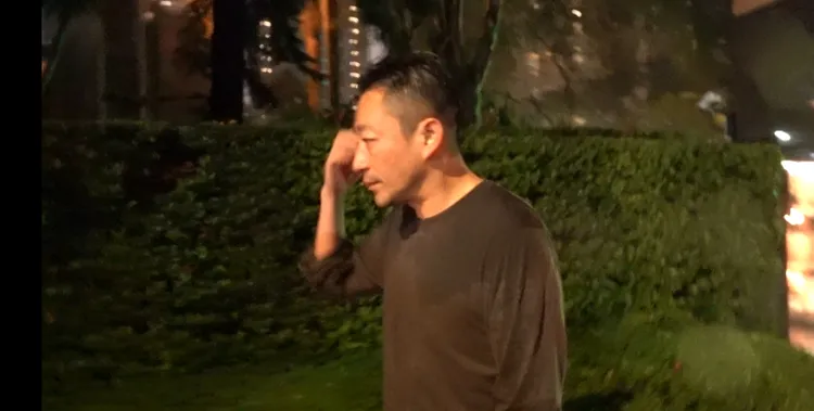 淋著雨的汪小菲不發一語，用手將被雨淋濕的頭髮整理好，準備走進社區。特勤中心攝