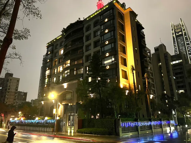 汪小菲位於大S「台北信義」豪宅距離650公尺、走路9分鐘的租屋處「國泰信義富鼎」。特勤中心攝