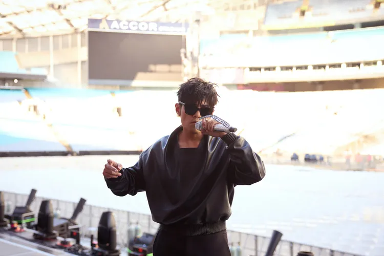 周杰倫彩排時演繹的DIOR皮衣，致敬了Dior先生1954年所設計的日式風格洋裝。杰威爾提供
