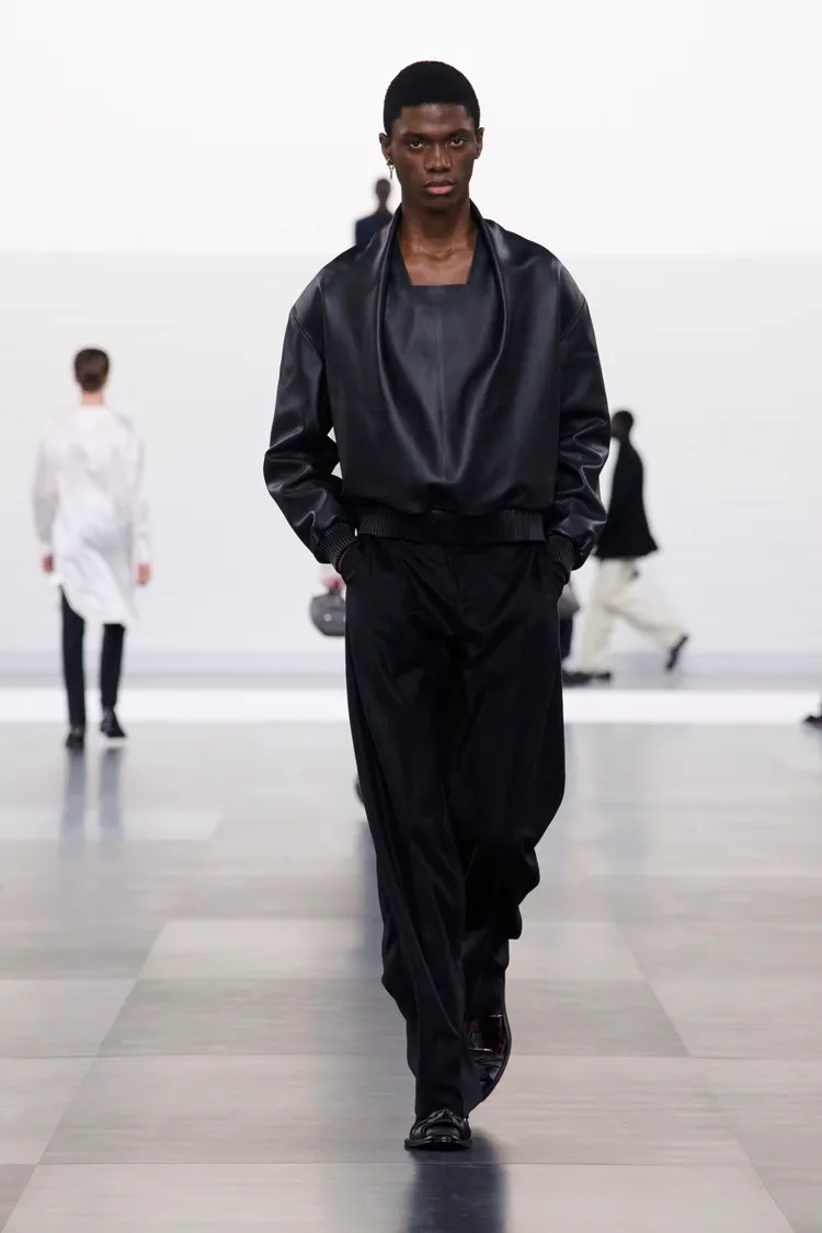 周杰倫身著的皮衣，同樣出自DIOＲ 2025秋冬男裝。品牌提供