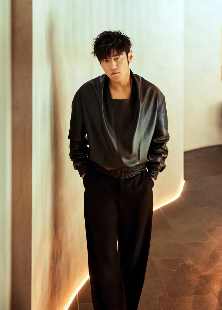 周杰倫彩排時演繹的DIOR皮衣，致敬了Dior先生1954年所設計的日式風格洋裝。杰威爾提供
