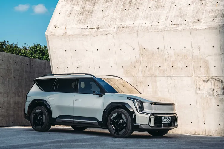 本月入主Kia EV9享總價值逾10萬元之尊榮禮遇方案，包含V2L車外電器電源分享、11kW家用充電設備、U-POWER一年免費無限快充。業者提供