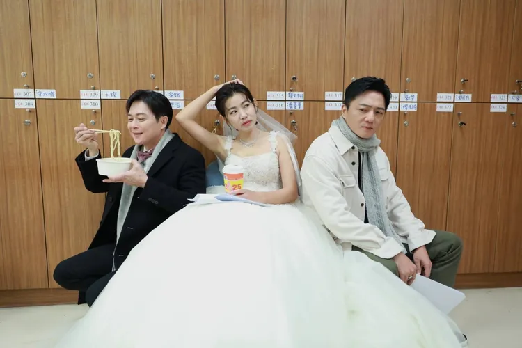 王燦（左起）、米可白、藍葦華在片場吃泡麵。民視提供