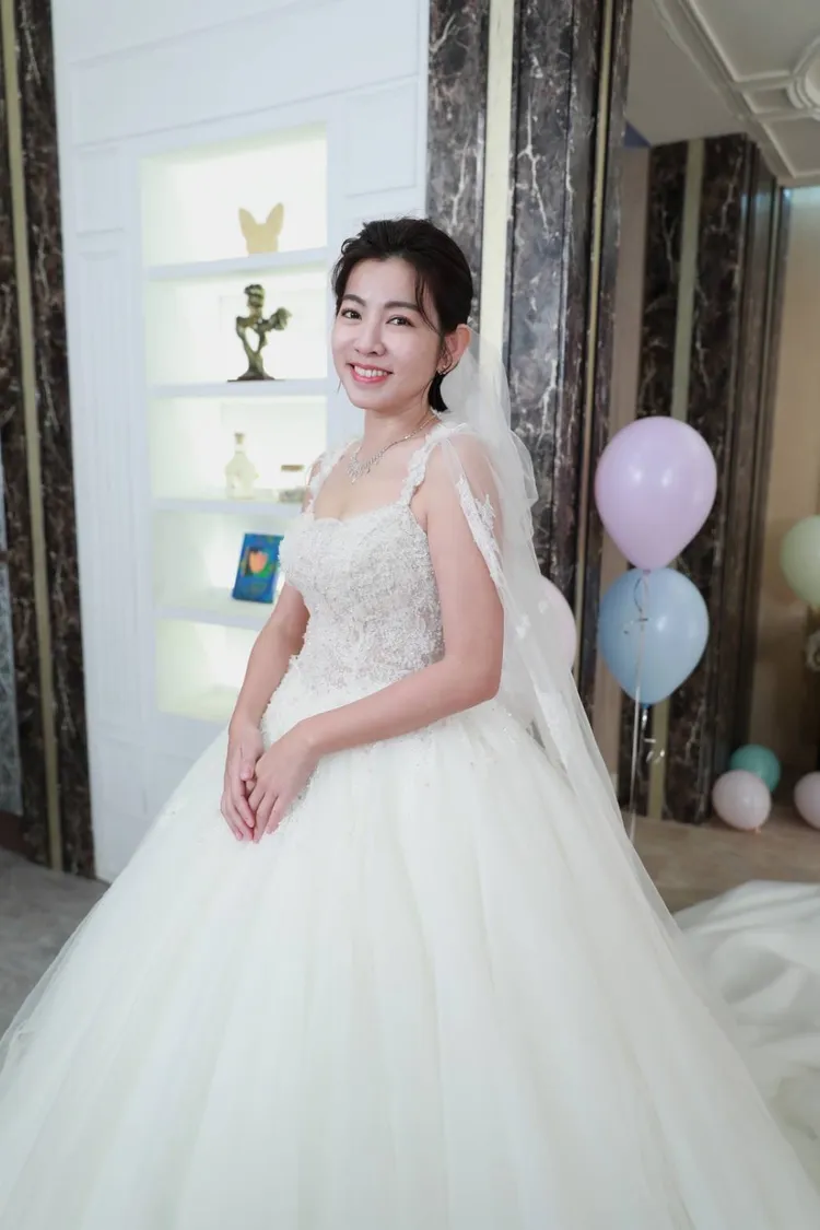 米可白已為戲披了8次婚紗。民視提供