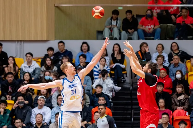 高柏鎧（左）今日表現不佳，命中率低迷。翻攝自FIBA網站