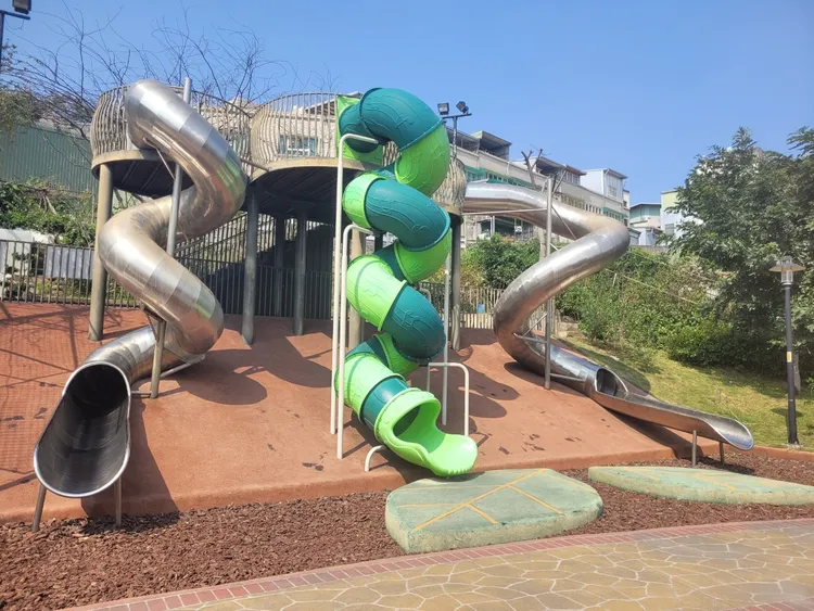公園內碗豆造型溜滑梯是熱門特色遊樂設施。景觀處提供