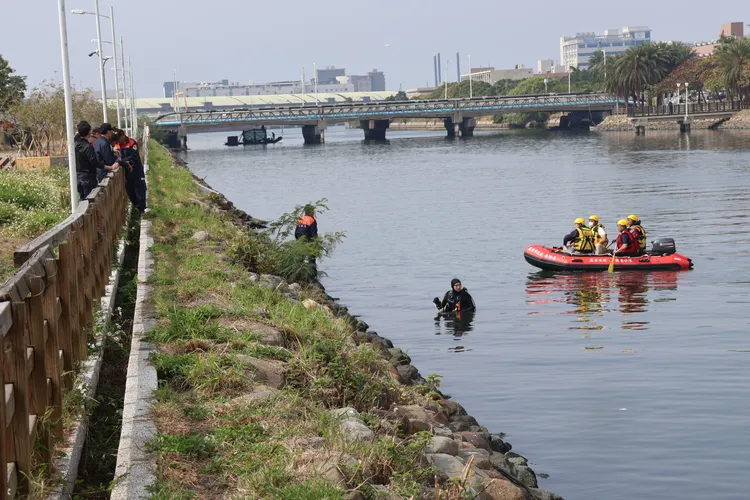 潛水人員9日持續打撈，尋獲左手掌、右腳掌及2塊10x10的人體組織。凃建豐攝