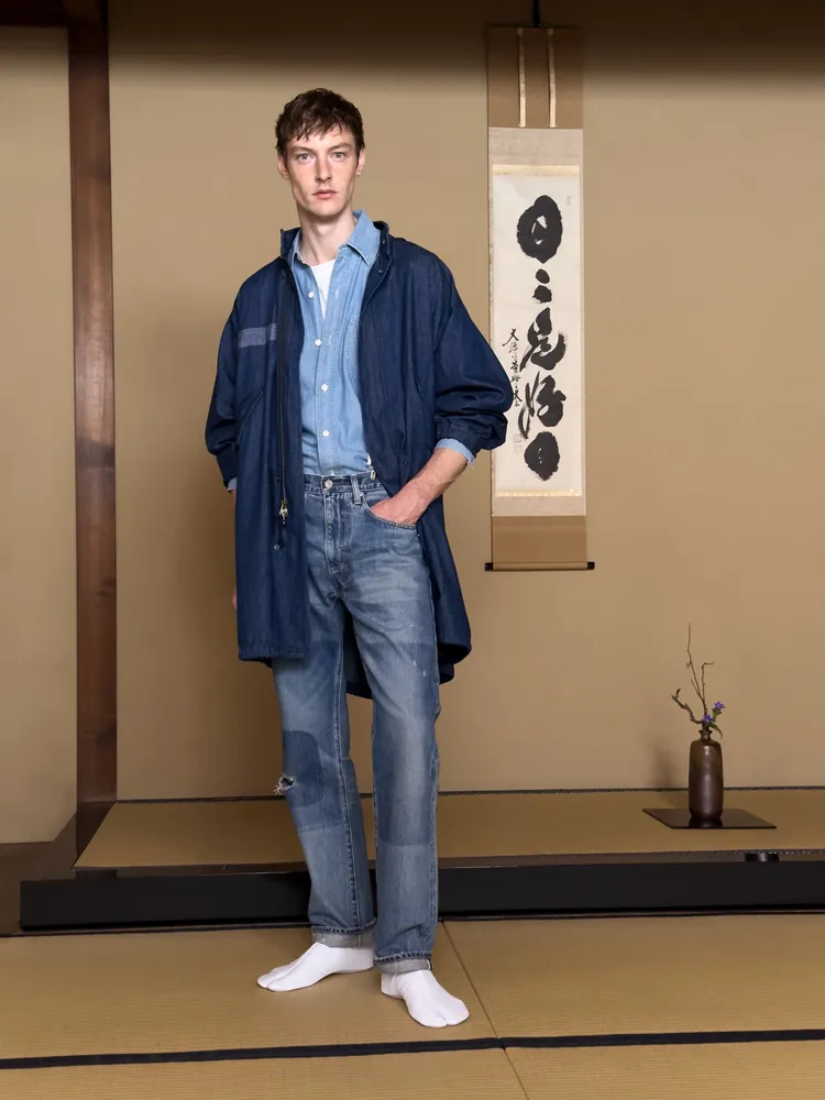 特意與日本布料廠KAIHARA合作，研發出淺灰藍赤耳丹寧布料運用到男裝系列。品牌提供