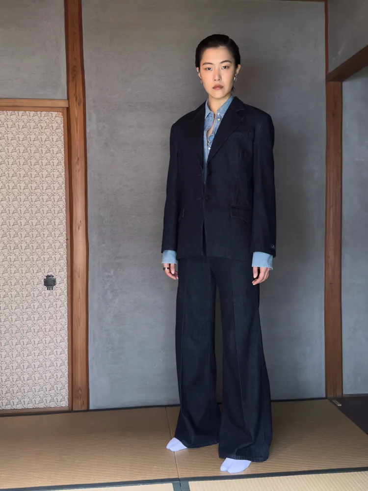 女裝系列的俐落成套深色丹寧的西裝外套及微寬管長褲為重點單品。品牌提供