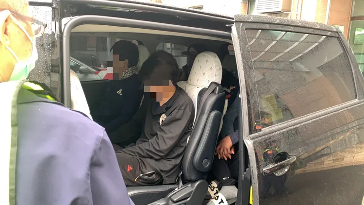 警方趕抵現場後，意外查獲11名逃逸移工。翻攝照片