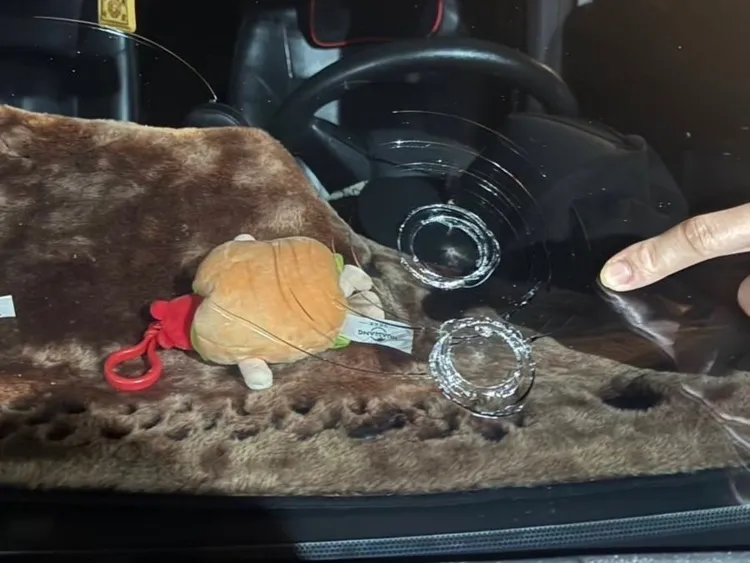 後方車輛的擋風玻璃被尤男車輛零件砸破。翻攝照片