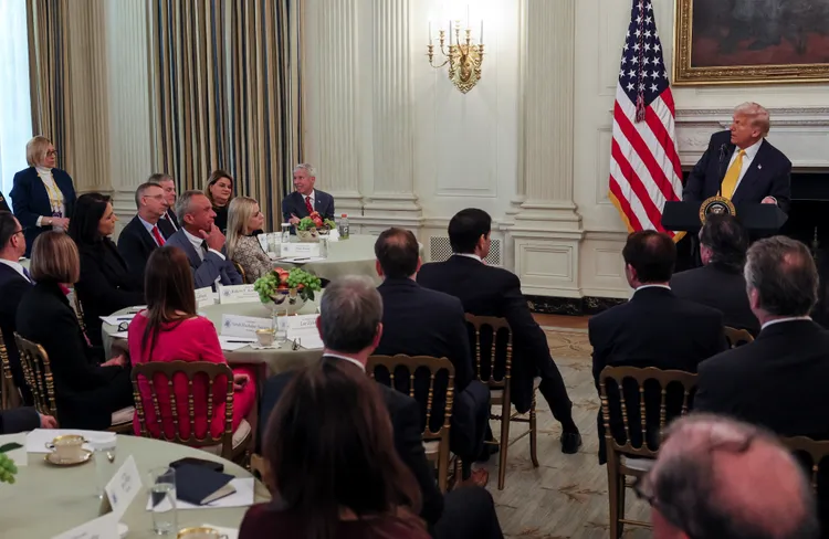 川普（右）與緬因州長唇槍舌劍。路透